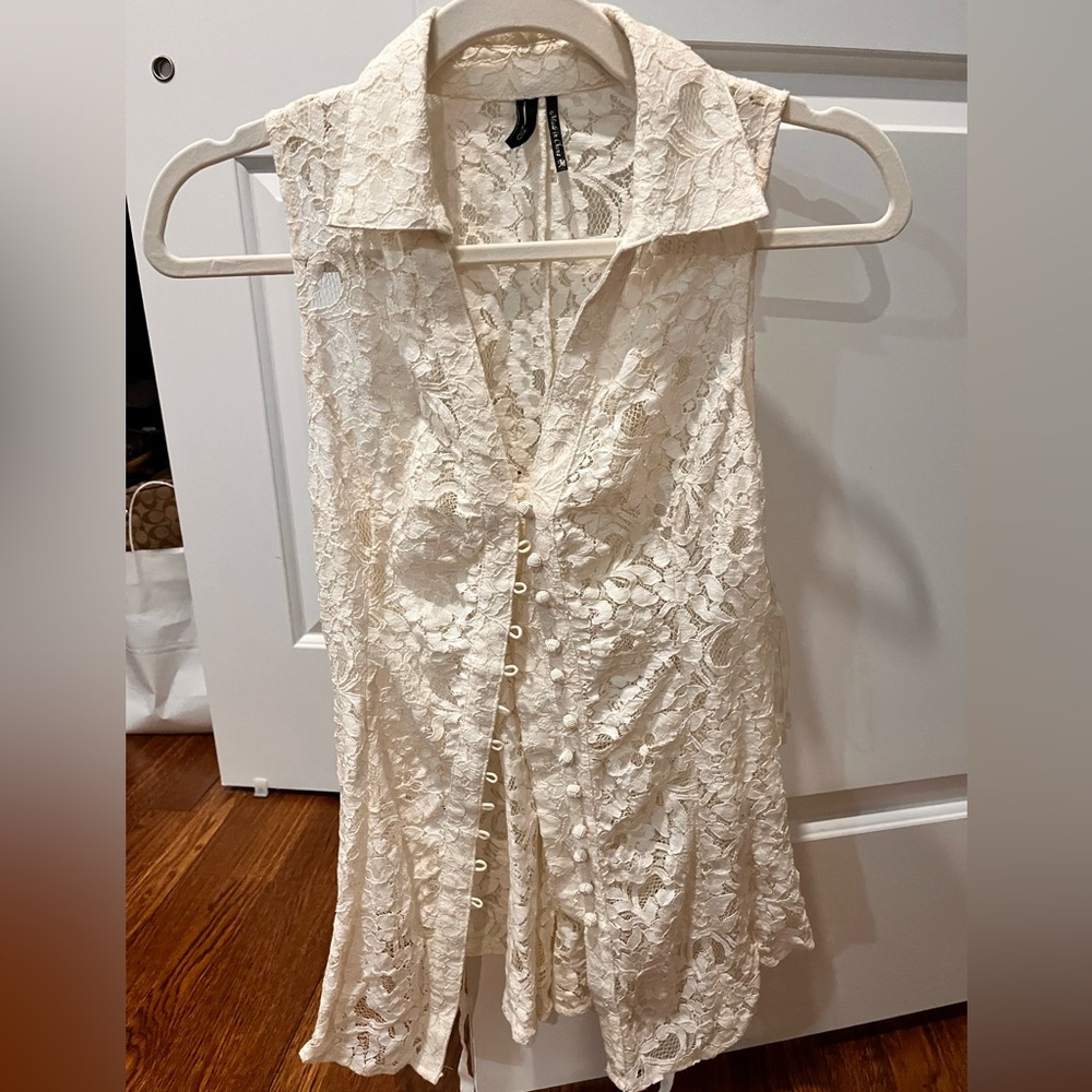 Sleeveless, white lace shirt